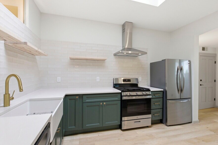 Building Photo - 2387 NW Thurman St