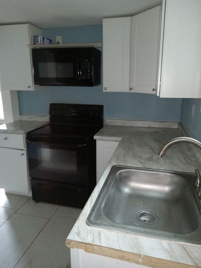 Building Photo - LEASING SPECIAL MOVE IN BY 1/1/2026 ** 1/2 price Security Deposit and 2nd month free