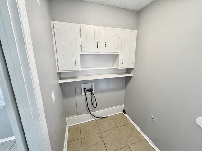 Building Photo - 4936 Leven Rd