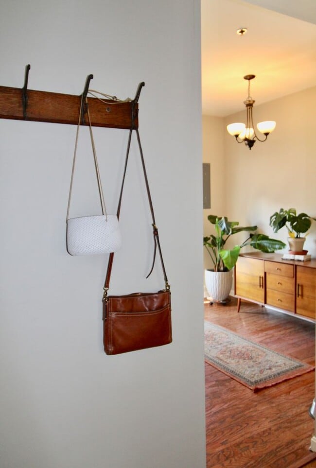 Building Photo - 2 Bedroom Home with Garage!