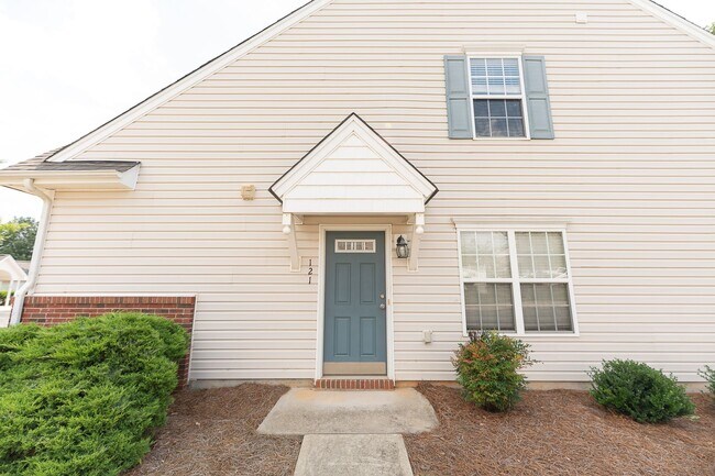 Building Photo - 121 Goldfinch Ave