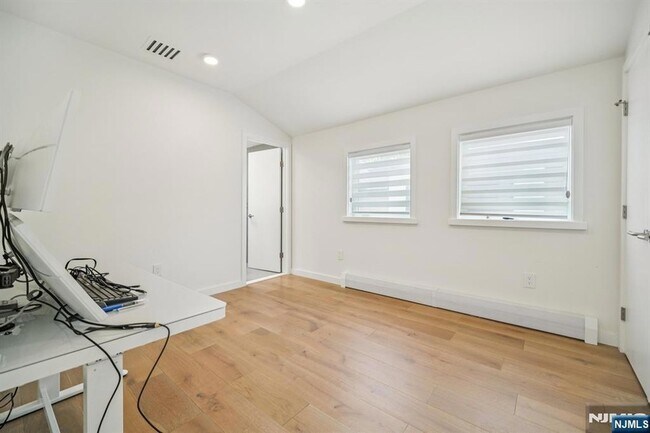 Building Photo - 66B Henry Ave