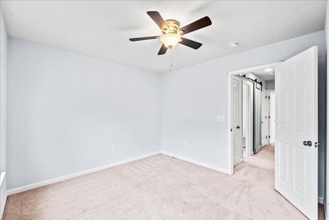 Building Photo - Commuter Friendly 3 Bed 3.5 Bath Townhome