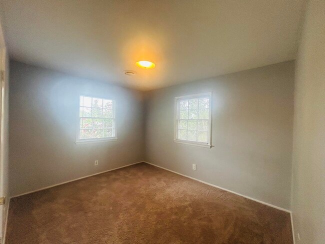 Building Photo - 905 Eisenhower Dr