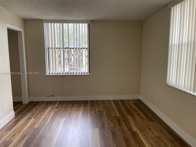Building Photo - 14221 N Kendall Dr