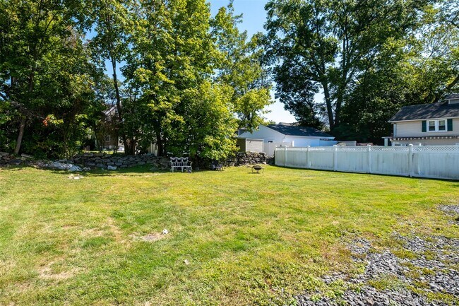 Building Photo - 453 Beach Ave