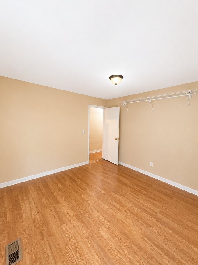 Building Photo - 995 N Quaker Ln