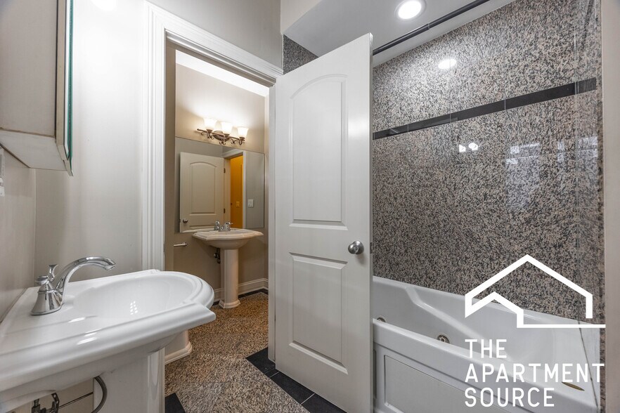 Building Photo - 2338 W Morse Ave