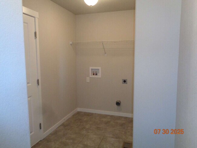 Building Photo - Great neighborhood! with open space and wa...