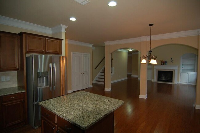 Building Photo - 2145 Manor View