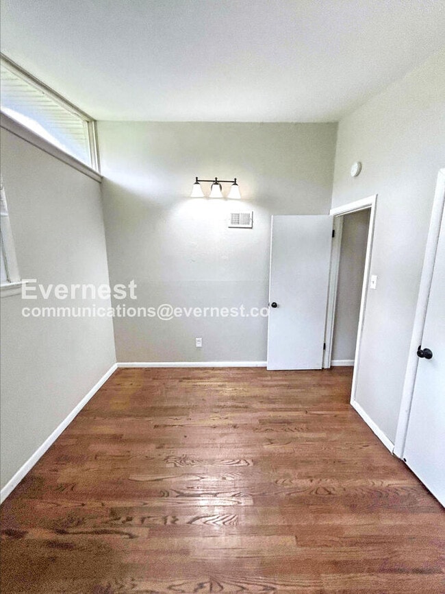 Building Photo - 1130 Trampe Ave