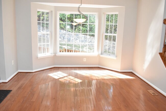 Building Photo - North Stafford End Unit Townhome !!
