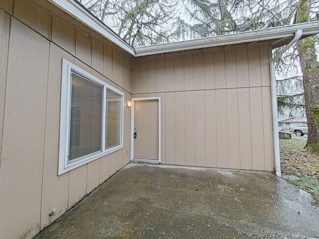 Building Photo - 3 Bedroom Duplex ~ Close to 9th Street ~ Pet Friendly