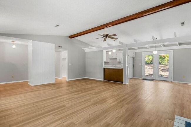 Building Photo - SW, Large Ranch home, Vaulted Ceilings, Fire Place, Fenced Yard!