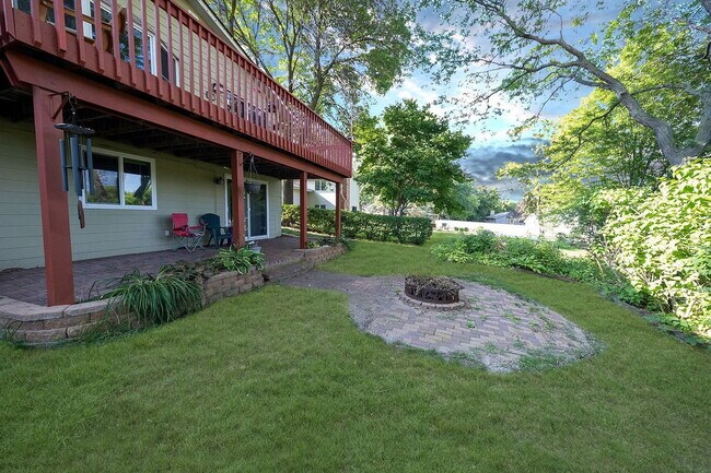 Building Photo - 6960 Fernbrook Ln N