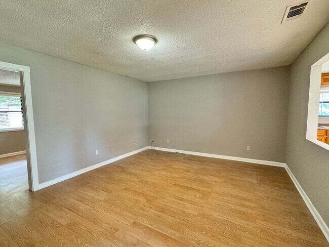 Building Photo - AVAILABLE AUGUST 2025 [PET FRIENDLY]