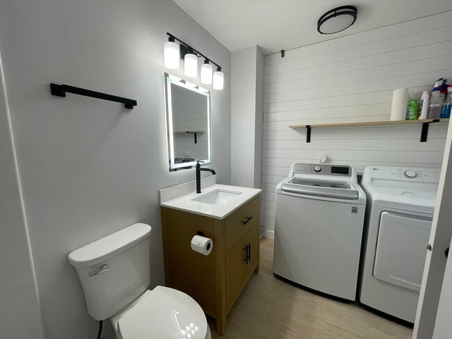 Building Photo - MOVE IN SPECIAL! Three Bedroom Home in Portage