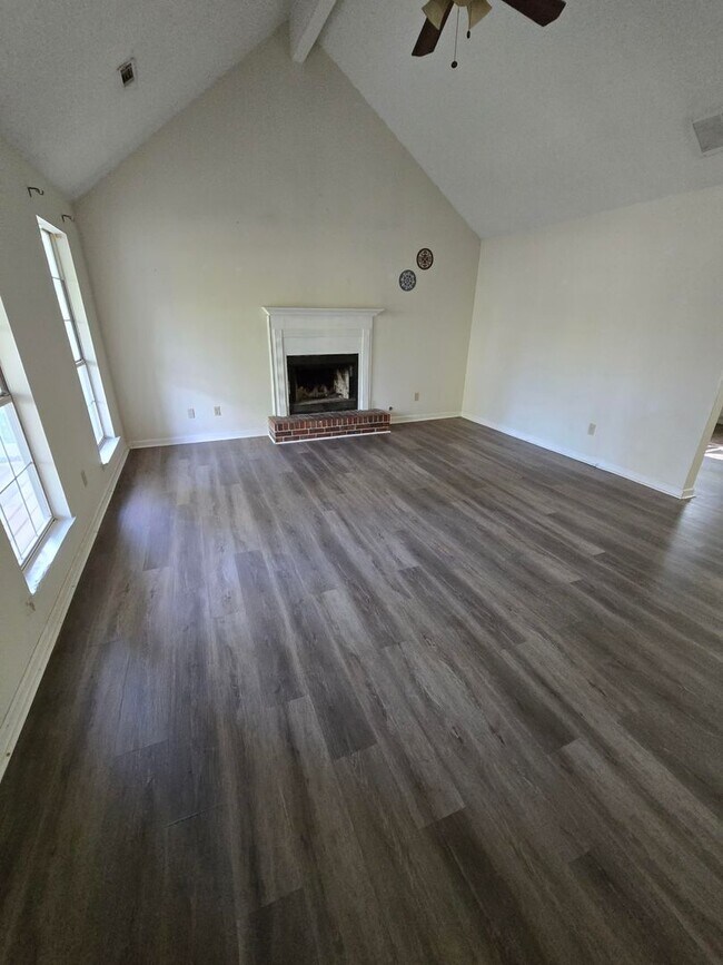 Building Photo - 5-30