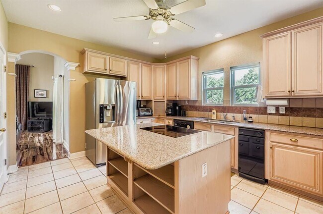 Building Photo - 900 Wayside Dr