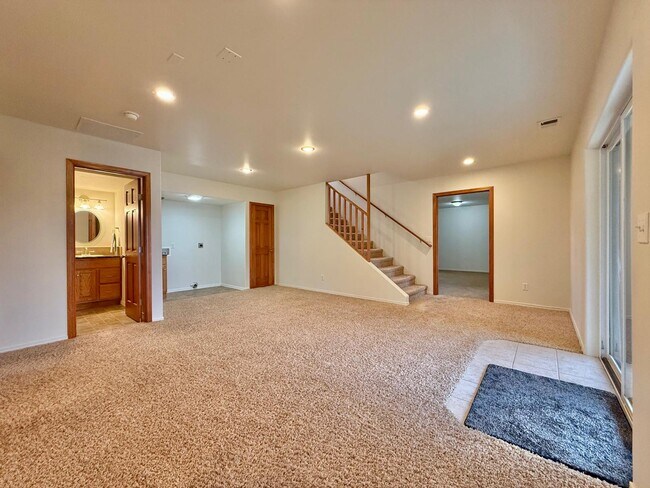 Building Photo - 6686 Washington 291B