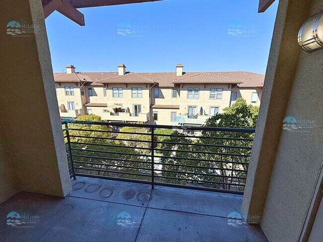 Building Photo - Top Floor 2BD/2BA Condo