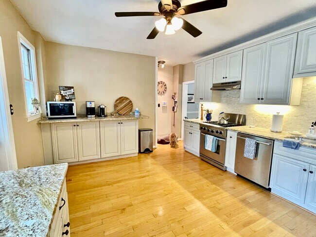 Building Photo - Charming Larchmont 4 Bedroom - 2 Sun Rooms...