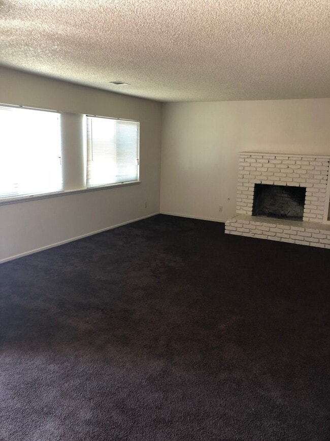 Building Photo - 3 BEDROOM APPLE VALLEY HOME