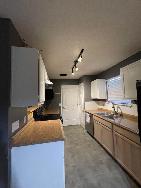 Building Photo - 2169 Estate Cir