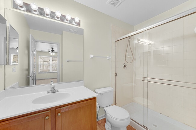 Building Photo - 1114 N Claremont Dr