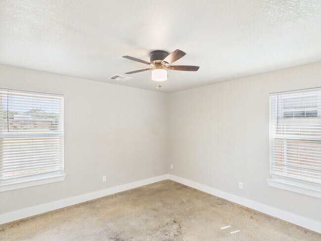 Building Photo - 124 Feather Way