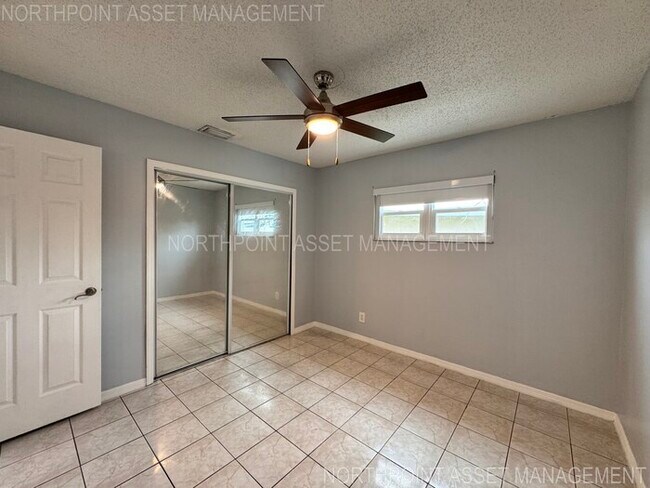 Building Photo - 2 Spacious Bedrooms and 2 Modern Bathrooms...