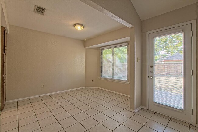 Building Photo - 914 Garden Meadow Dr