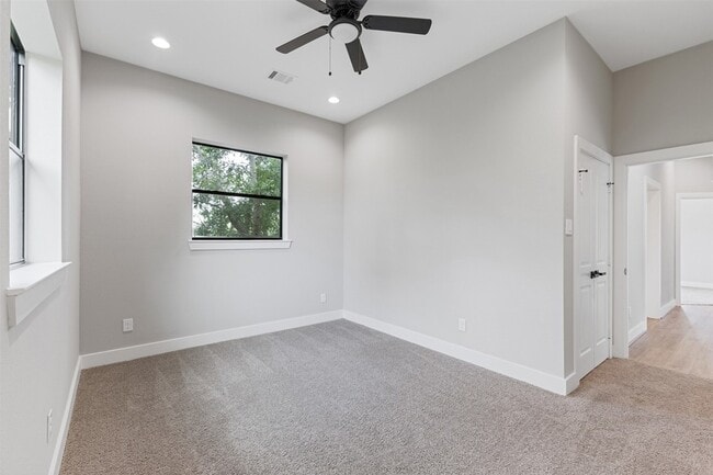 Building Photo - 806 E 39th St