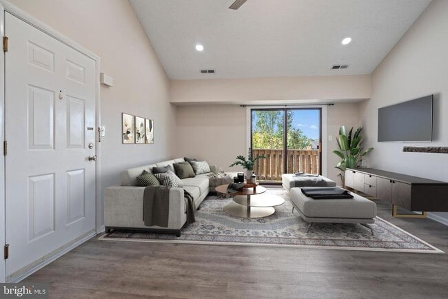 Building Photo - 607 Ravens Crest Dr