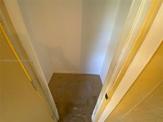 Building Photo - 1237 SW 46th Ave