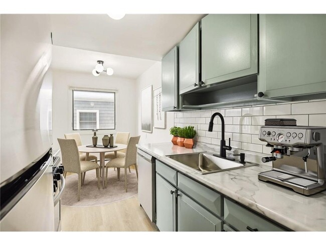 Building Photo - 99 E 54th St