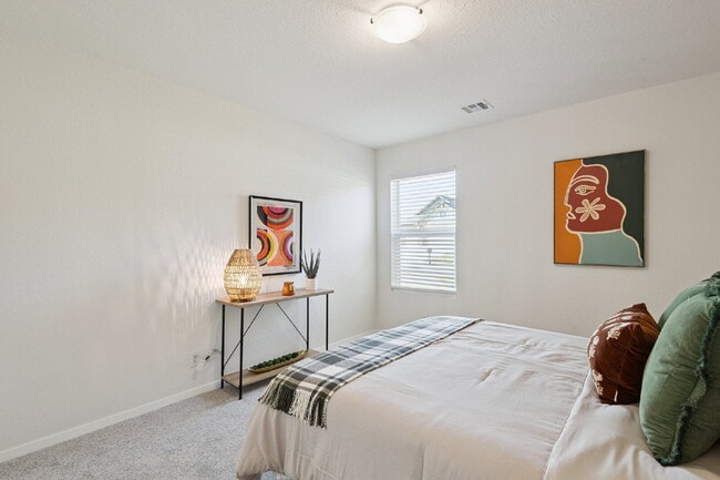 Building Photo - Fully Furnished 4 Bedroom