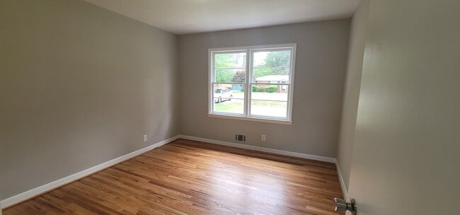 Building Photo - Move In Ready Home- Close to 95 - Easy Commute to local Shopping, Restaurants, and Interstate.