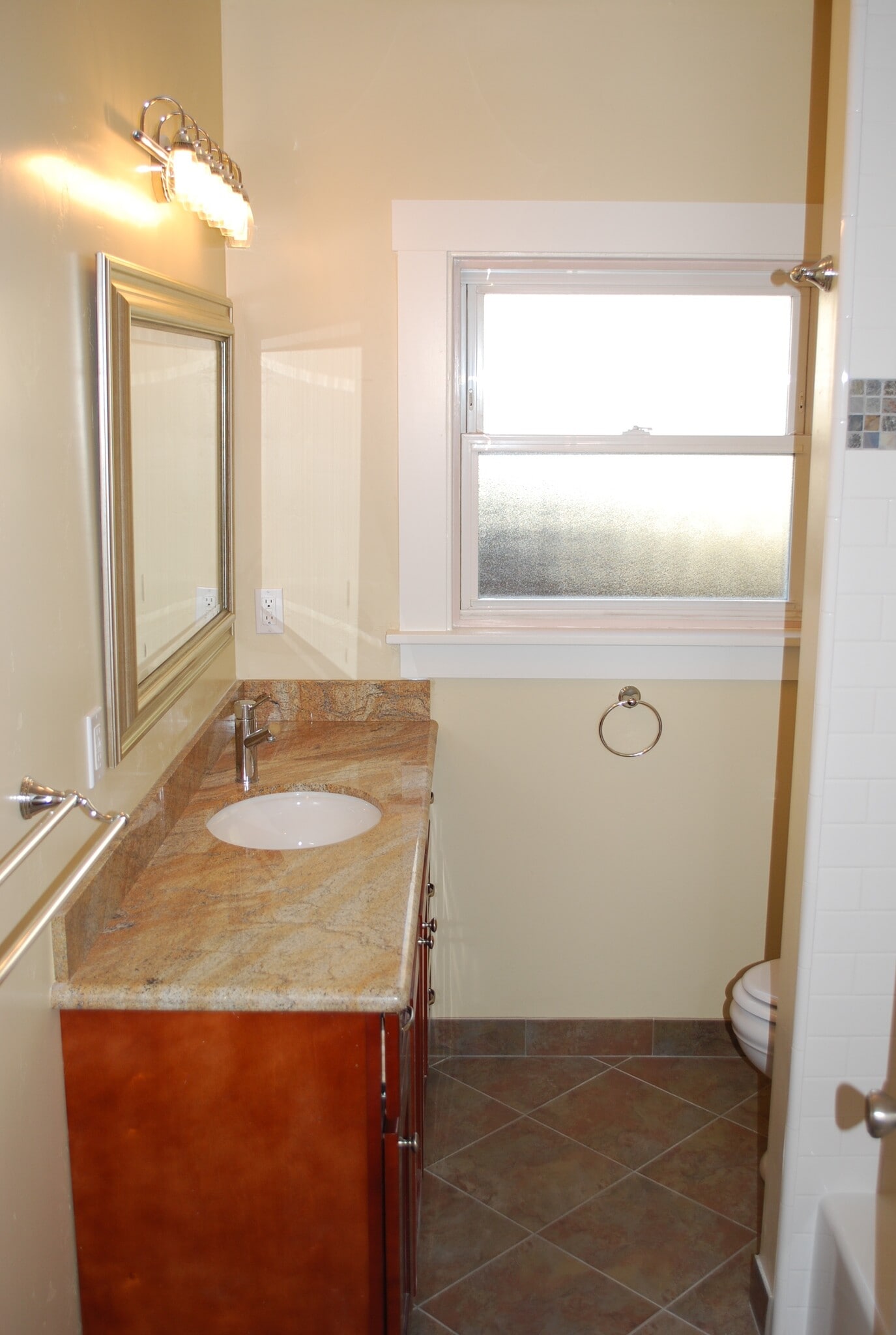 Hall Bathroom - 869 Harding Ave