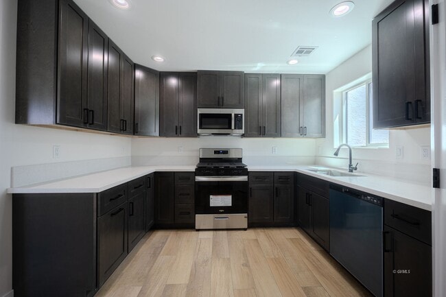 Building Photo - 818 W 7th St