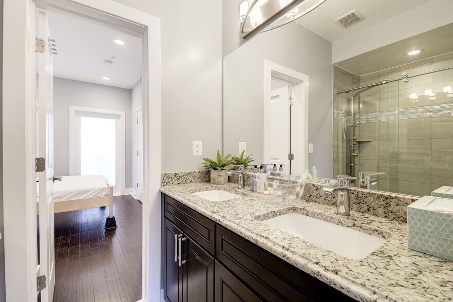 Building Photo - 2122 3rd St NE