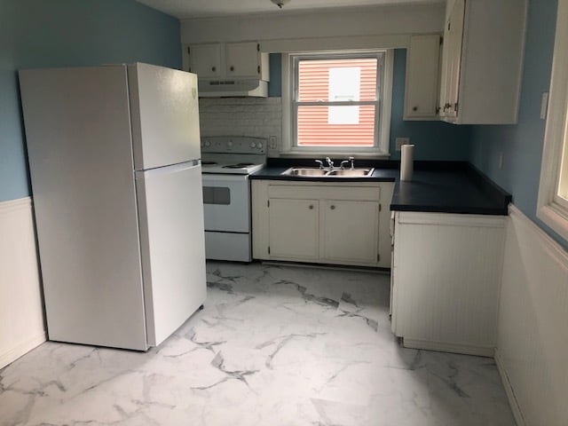 Kitchen-new stove and fridge. - 2442 Westside Dr