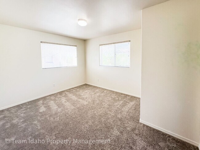 Building Photo - Beautiful 4 bedroom 3 bath townhouse w/att...