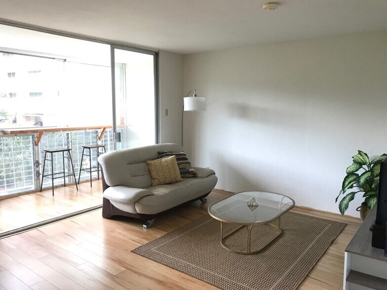 Living room and enclosed lanai with breakfast bar - 1011 Prospect St