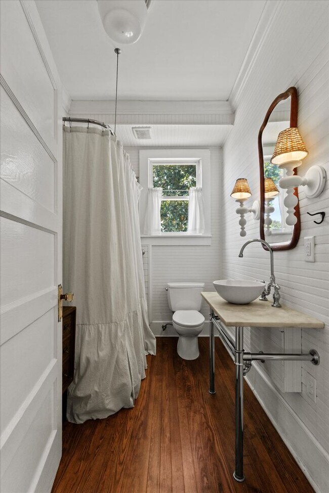 Building Photo - Country Classic with Modern Convenience!