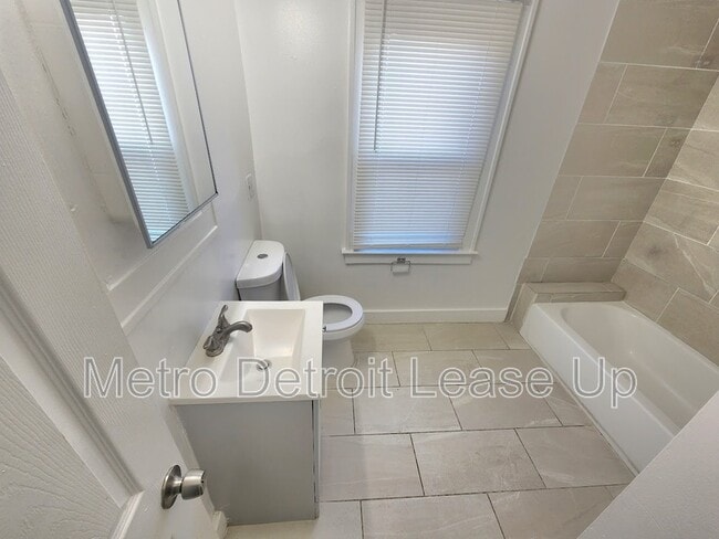 Building Photo - 3651 Buckingham