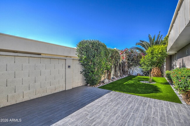 Building Photo - 8647 E Devonshire Ave