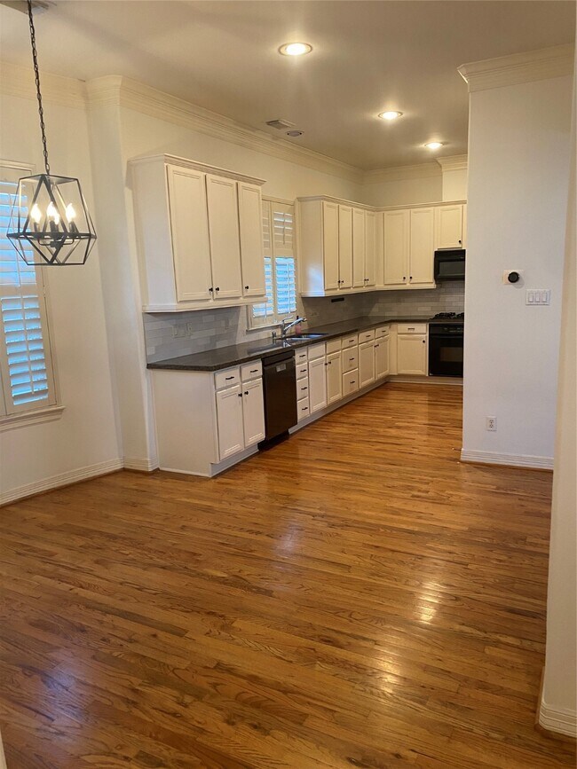 Building Photo - 1421 Bremond St