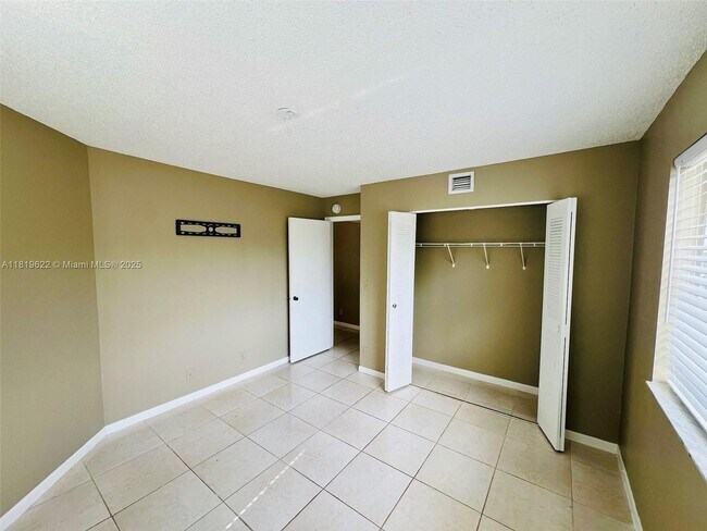 Building Photo - 9701 Westview Dr