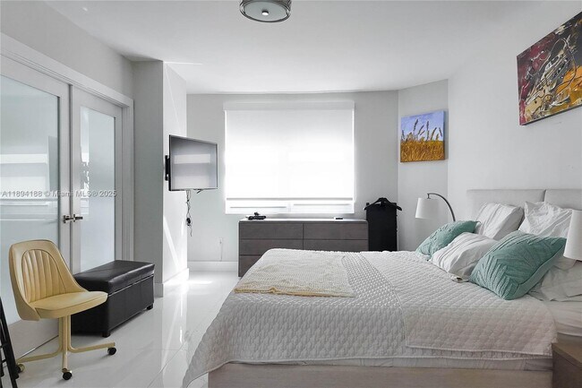 Building Photo - 1950 S Ocean Dr